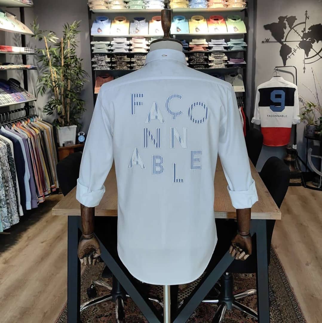 Chemise  Façonnable en popeline avec broderie au dos coupe regular